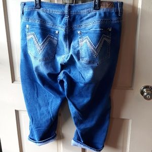 Seven7 Jean's size 20 capris. Gently used.